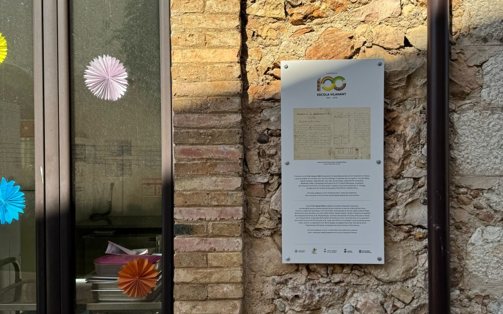 Placa informativa del centenari de l'Escola Modesta Pous de Vilanant