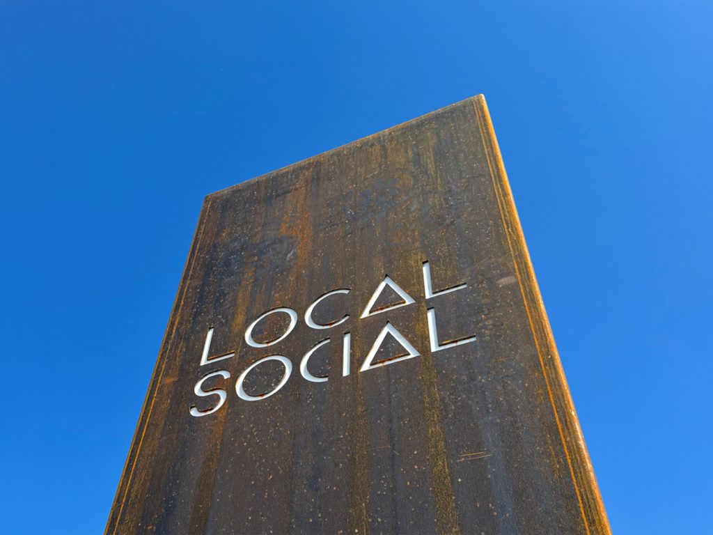 Detall del tòtem d’acer corten amb el nom Local Social de Vilanant