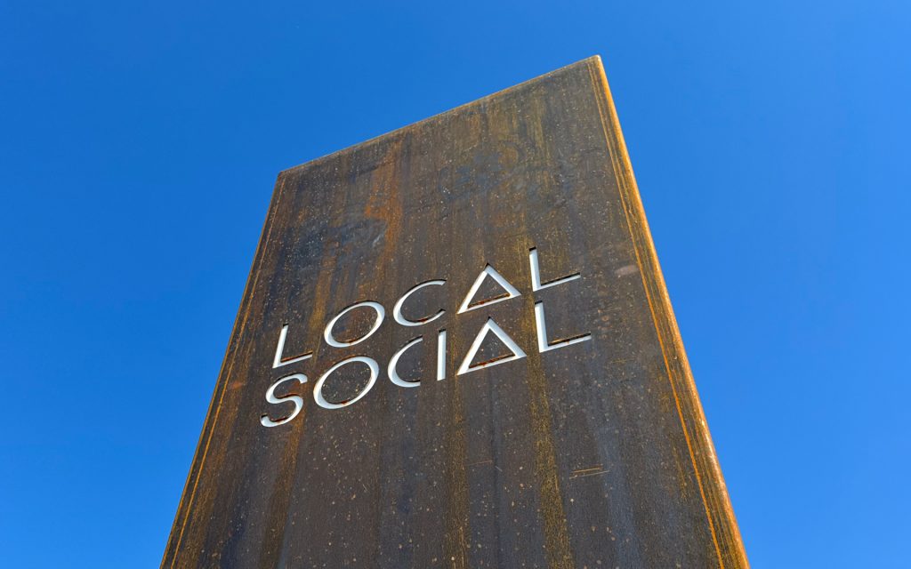 Detall del tòtem de corten amb el logotip del Local Social de Vilanant