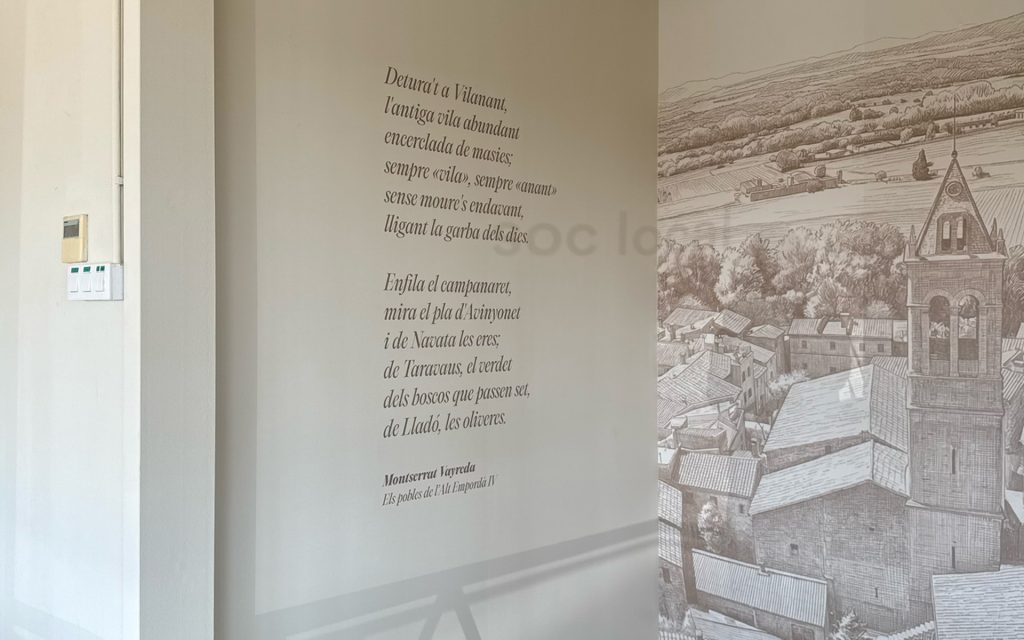 Sala del Local Social de Vilanant amb vinils d’un poema de Montserrat Vayreda i una il·lustració de Vilanant