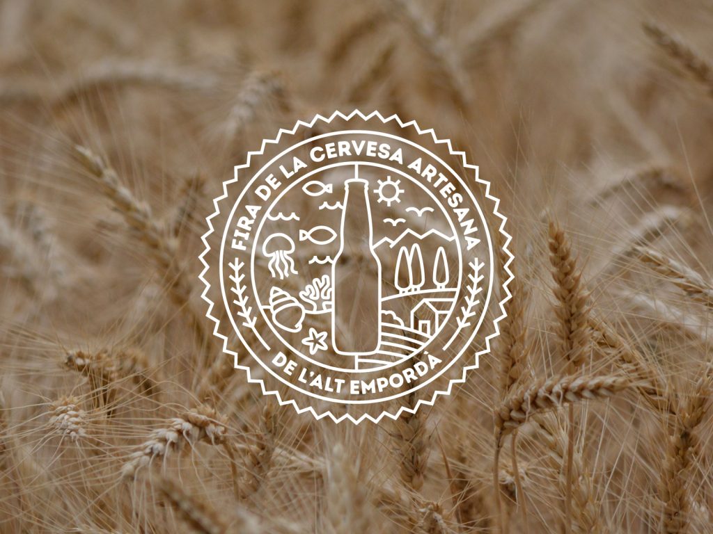 Logotip de la Fira de la Cervesa Artesana de l’Alt Empordà sobre una textura de camp de blat